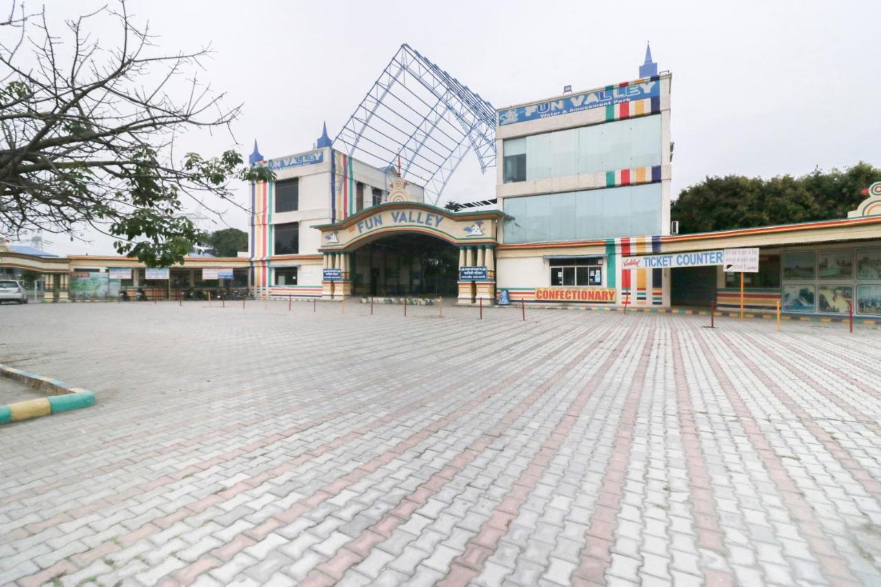 Oyo 19862 The Fun Valley Doiwāla Exterior foto